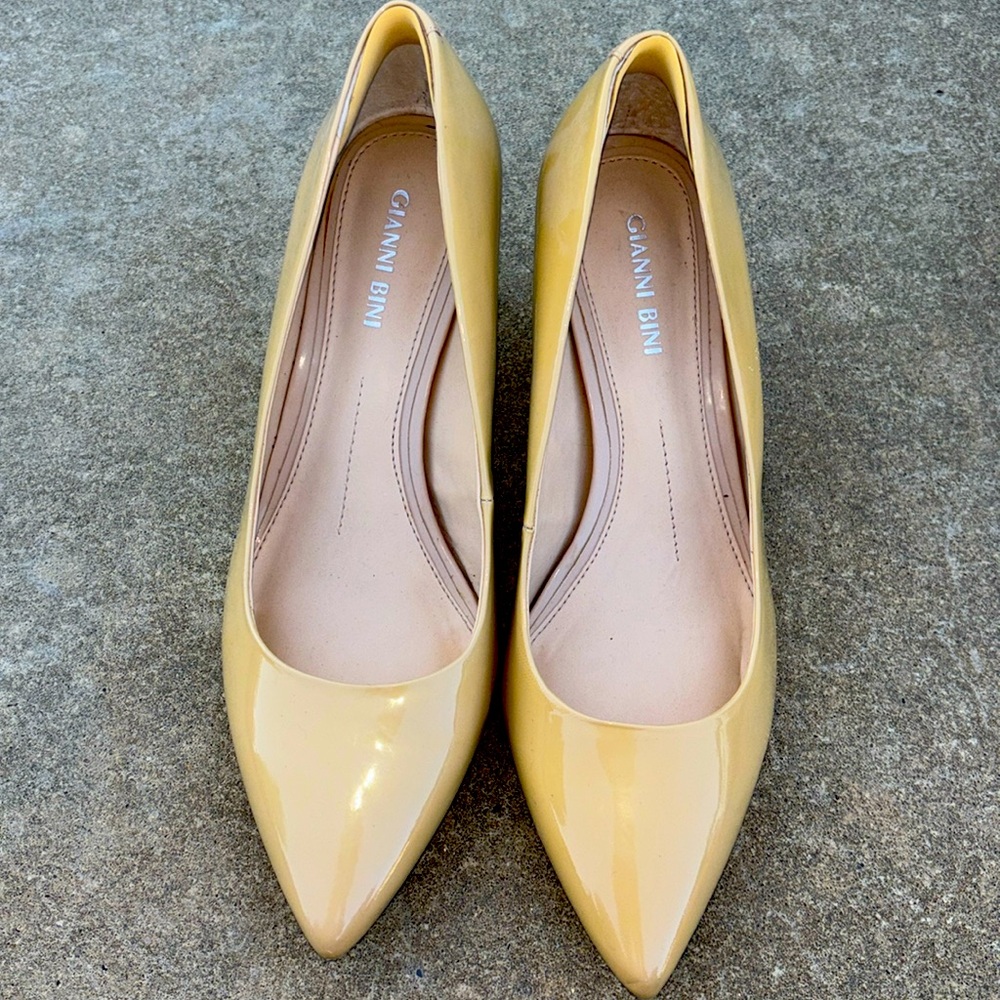 I’m just trying my luck Gianni’s Bini Beige closed toe heels. 2” heel.